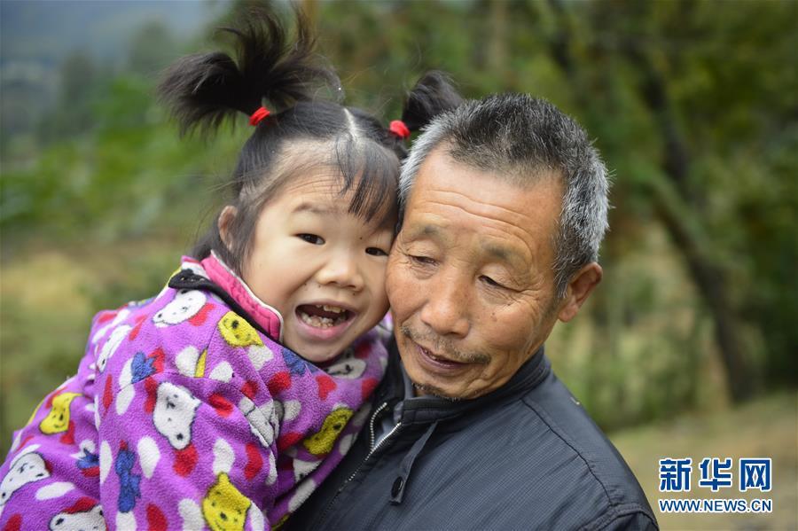 Chinese Thumbelina: 15-year-old girl looks only 3