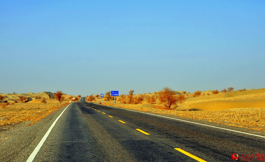 Breathtaking scenery alongside Hotan desert highway