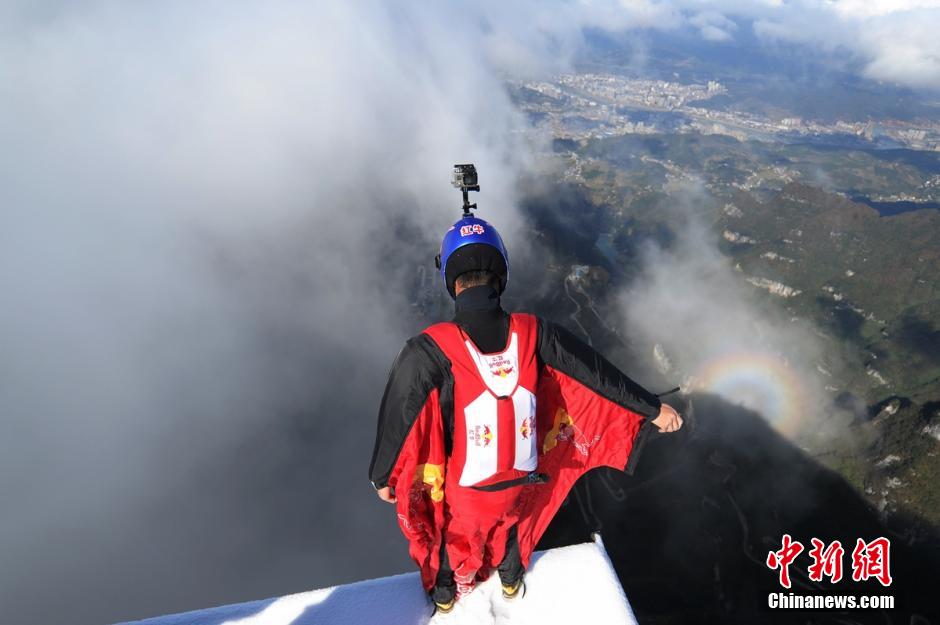 Wingsuit pilot braves cold in Tianmenshan Mountain