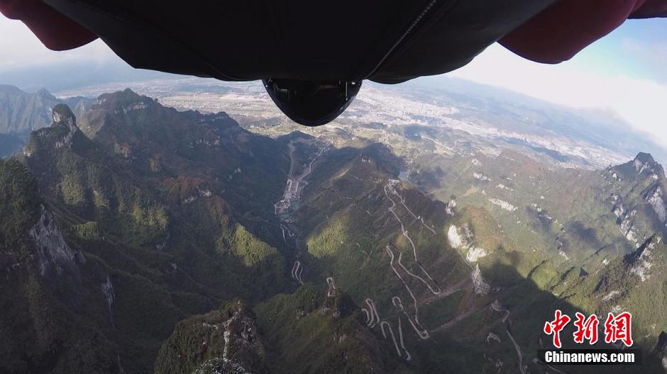 Wingsuit pilot braves cold in Tianmenshan Mountain