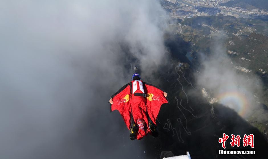 Wingsuit pilot braves cold in Tianmenshan Mountain