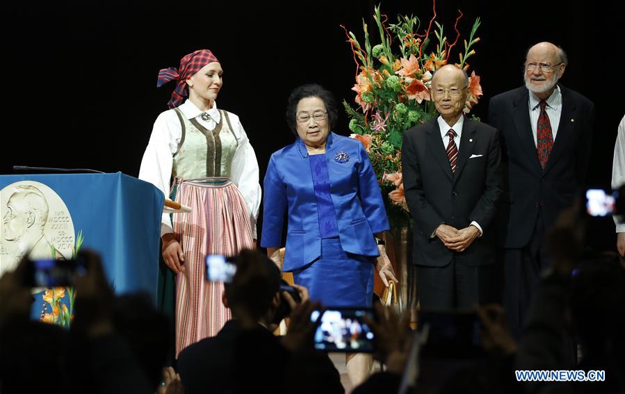 China's Tu Youyou (R) who won 2015 Nobel Prize in Physiology or Medicine gives a lecture in Karolinska Institutet, Stockholm, capital of Sweden, Dec. 7, 2015.