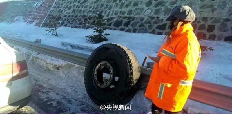 Dangerous! Truck runs 50 km after losing a tire