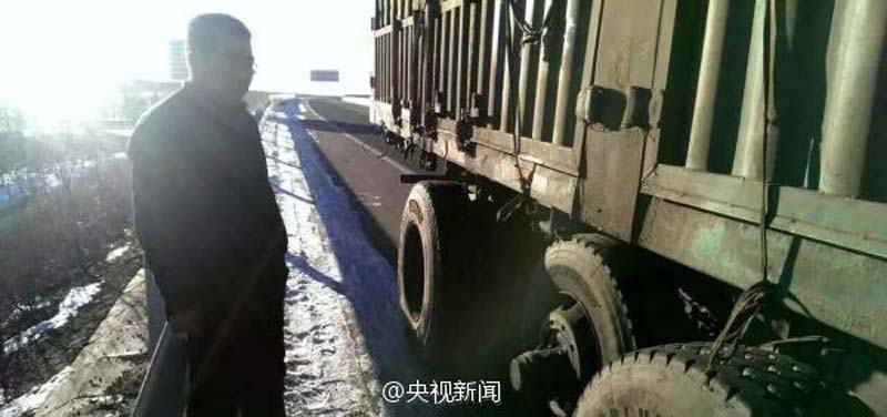 Dangerous! Truck runs 50 km after losing a tire