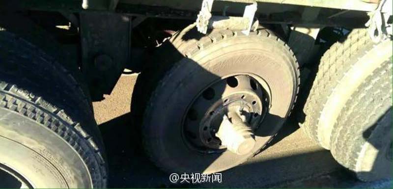 Dangerous! Truck runs 50 km after losing a tire