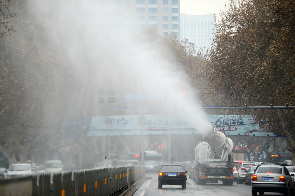 Water cannon used to eliminate smog in Jinan