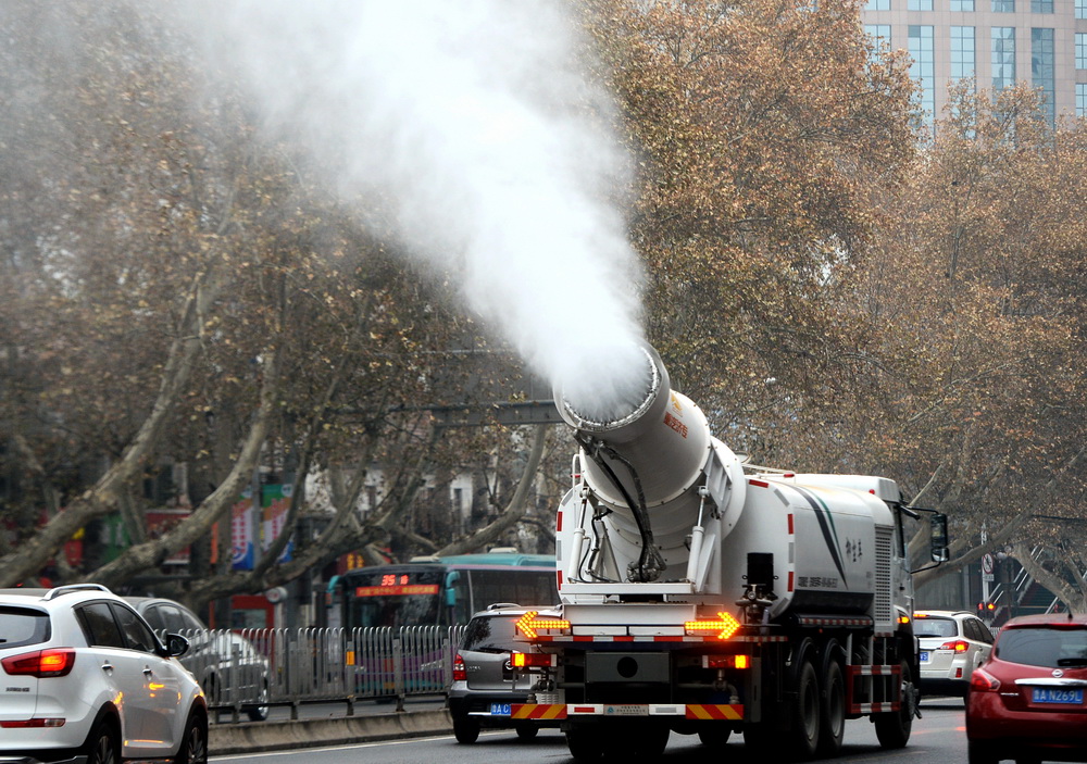 Water cannon used to eliminate smog in Jinan