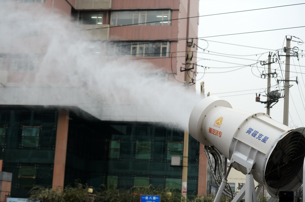 Water cannon used to eliminate smog in Jinan