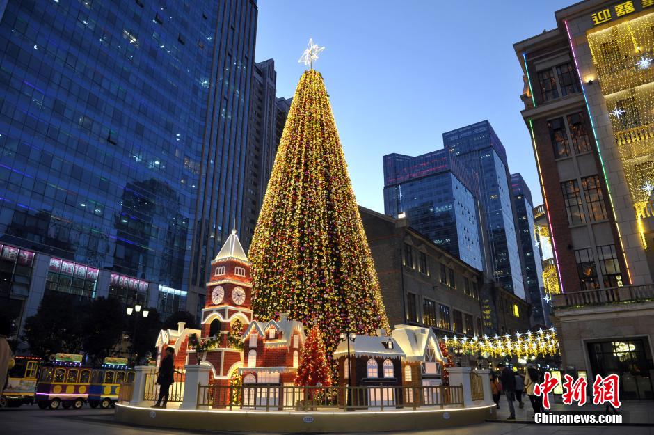 Glamorous Christmas decorations in Wuhan