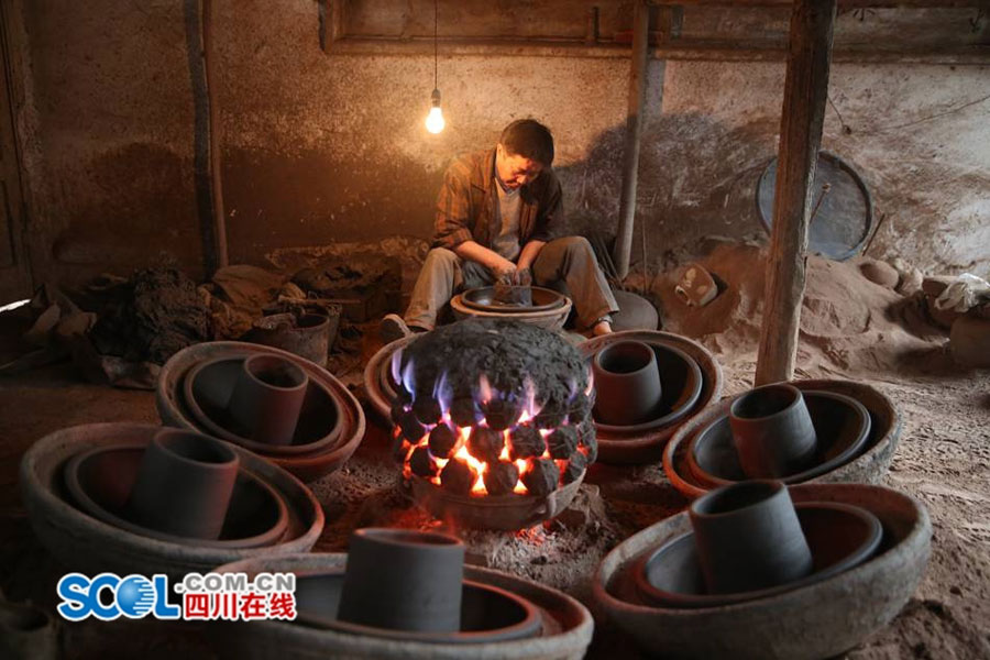 Unique clay hot pot containers in Yibin
