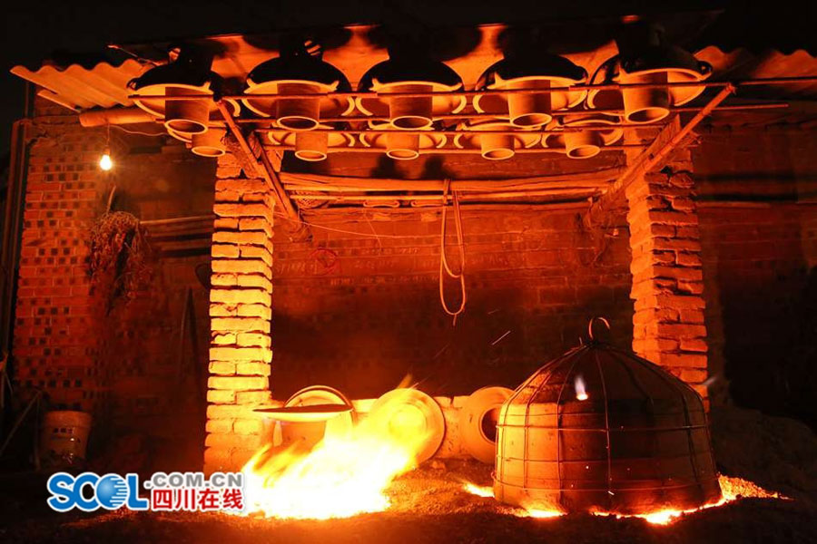 Unique clay hot pot containers in Yibin
