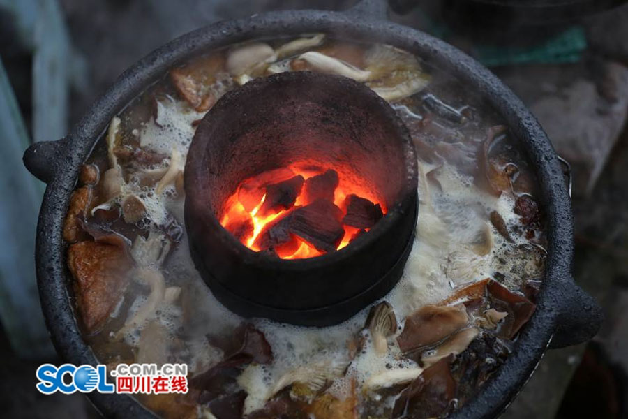 Unique clay hot pot containers in Yibin
