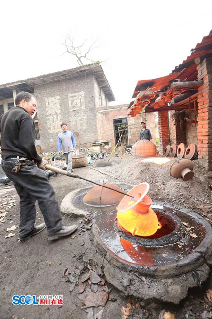 Unique clay hot pot containers in Yibin
