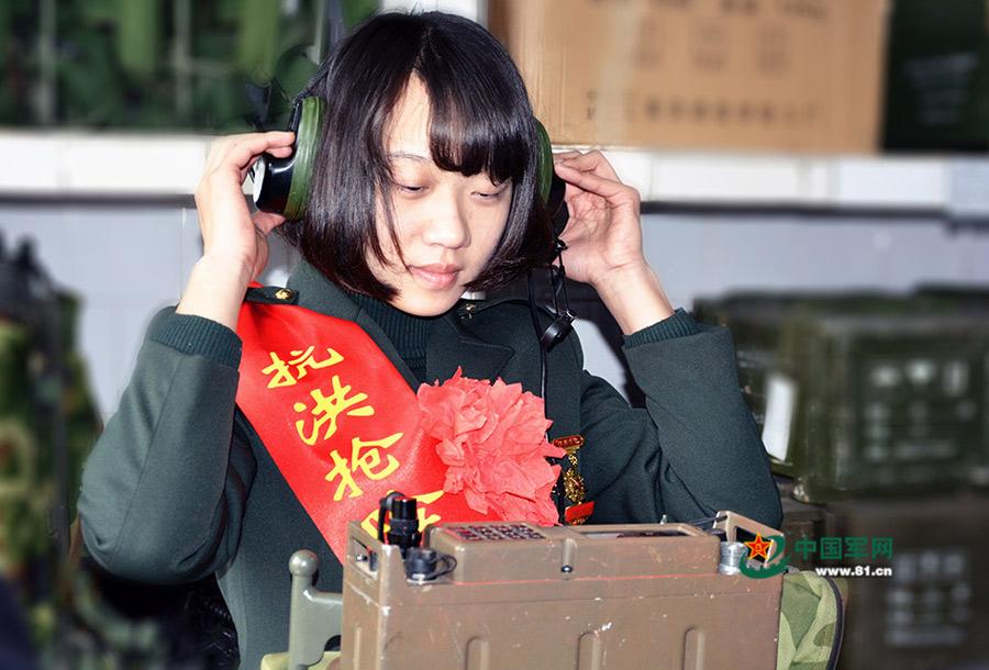 Female soldiers take farewell photos before leaving the army