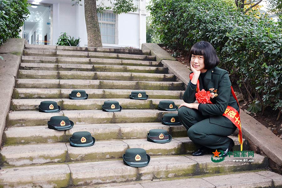 Female soldiers take farewell photos before leaving the army