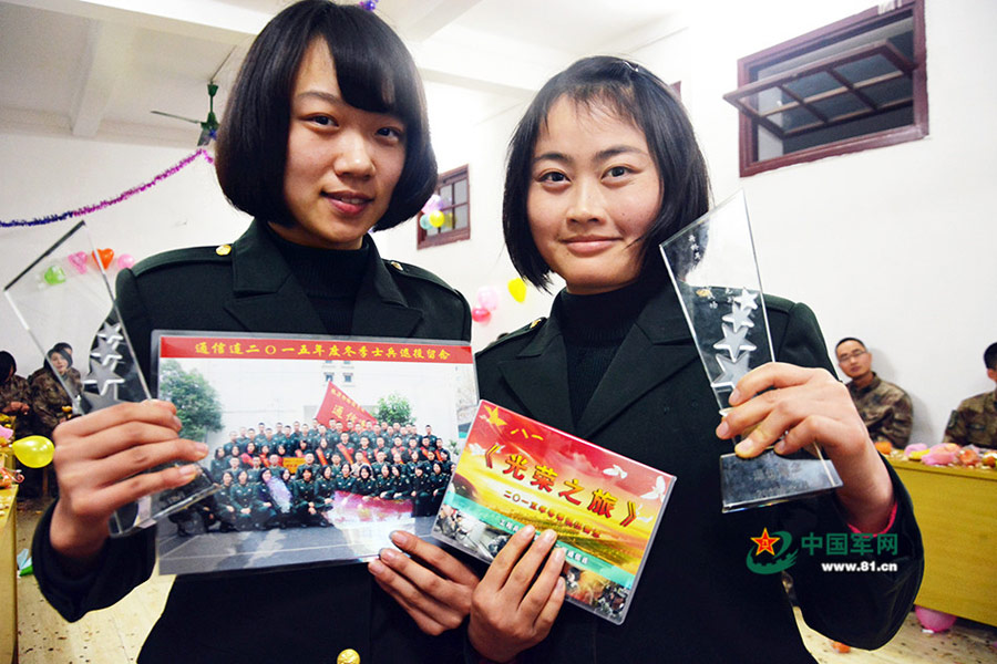 Female soldiers take farewell photos before leaving the army