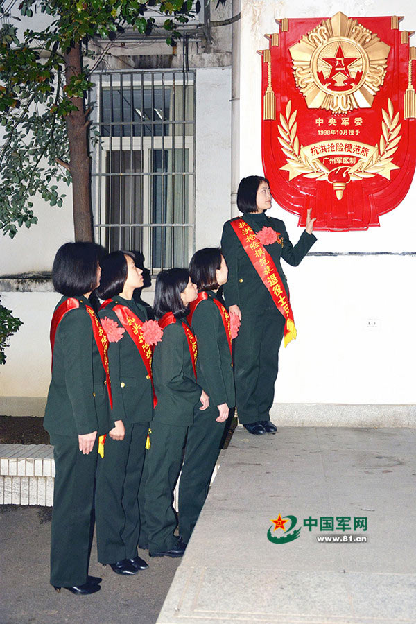 Female soldiers take farewell photos before leaving the army