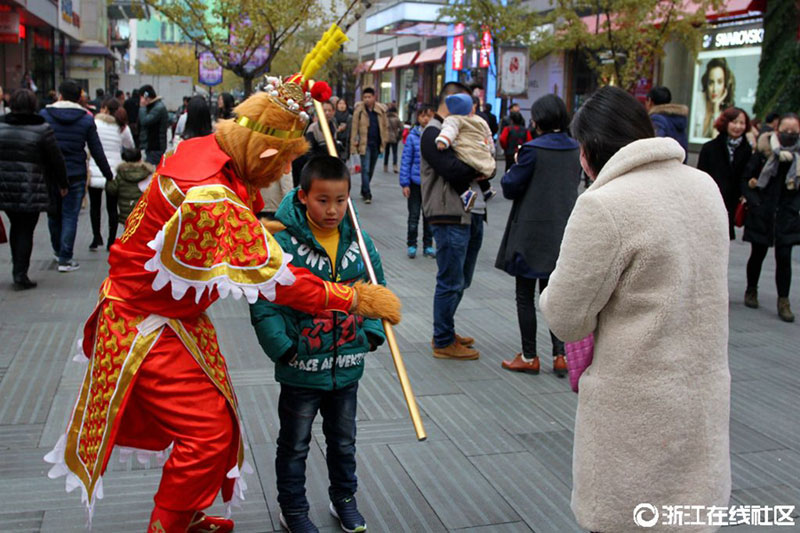 Monkey Kings charge fees for taking photos with passersby in Jinhua
