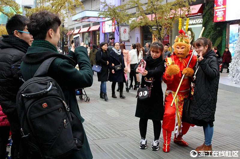 Monkey Kings charge fees for taking photos with passersby in Jinhua
