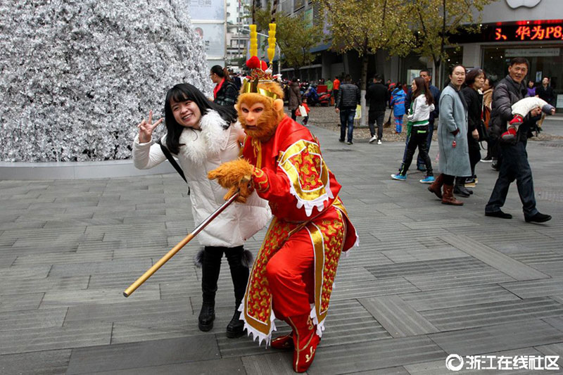 Monkey Kings charge fees for taking photos with passersby in Jinhua
