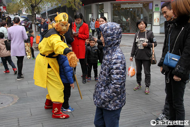 Monkey Kings charge fees for taking photos with passersby in Jinhua
