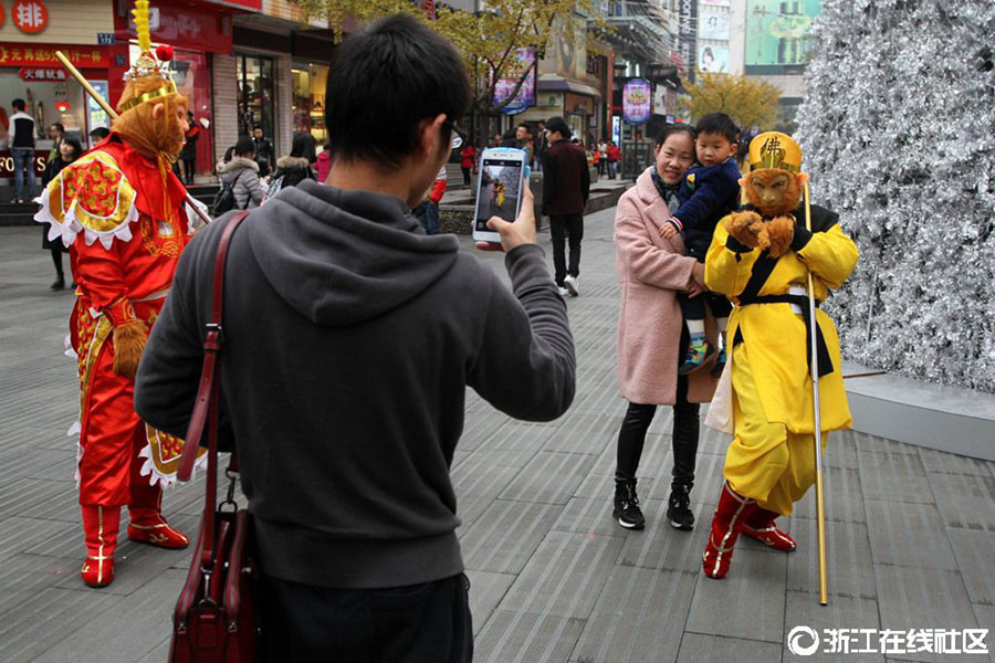 Monkey Kings charge fees for taking photos with passersby in Jinhua
