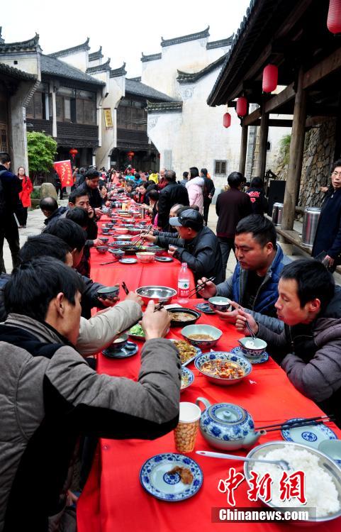 Long table banquet held to celebrate harvest in E China