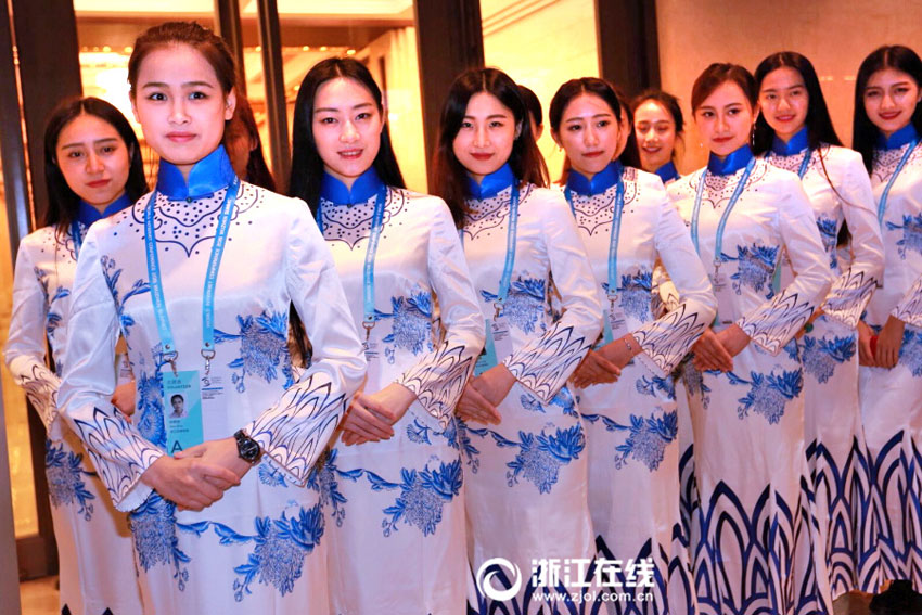 Beautiful volunteers in cheongsam shine at the 2nd World Internet Conference
