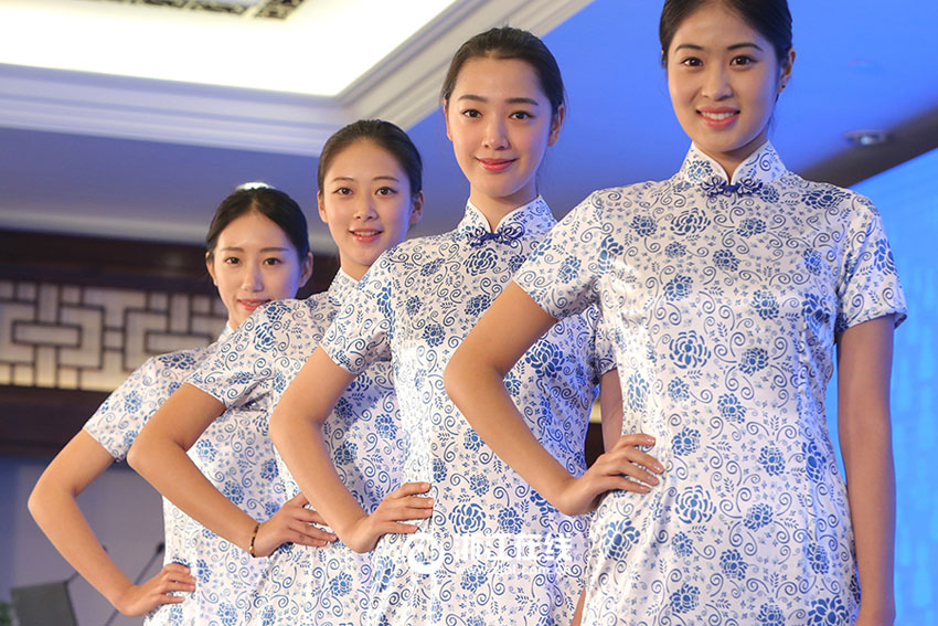 Beautiful volunteers in cheongsam shine at the 2nd World Internet Conference
