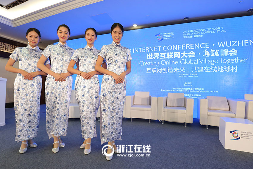 Beautiful volunteers in cheongsam shine at the 2nd World Internet Conference
