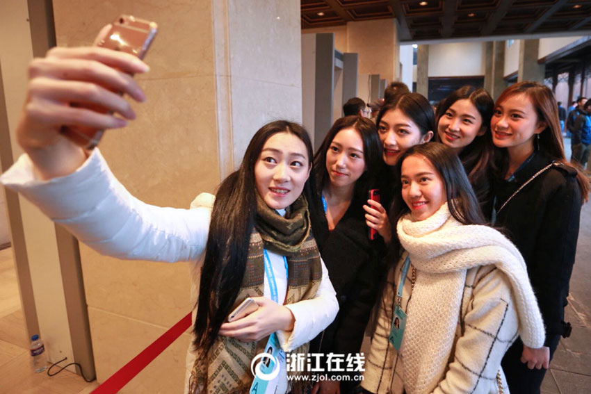 Beautiful volunteers in cheongsam shine at the 2nd World Internet Conference
