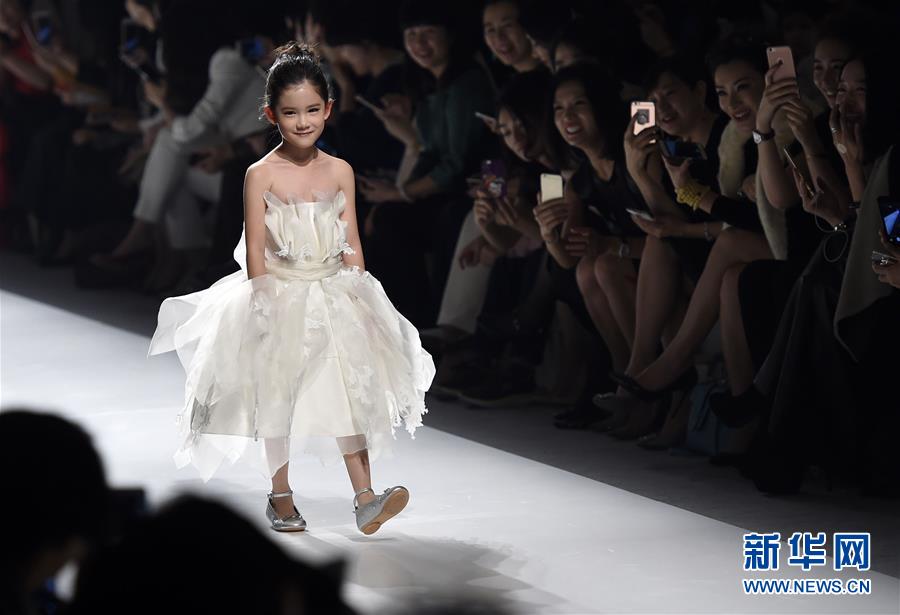 Haute couture fashion show held in Beijing