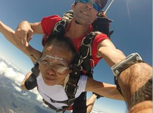 Chinese couple, over 70, skydives in Great Barrier Reef to celebrate golden wedding anniversary