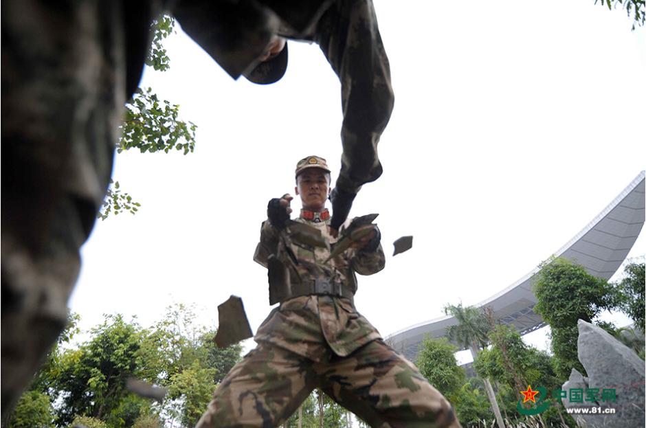 Soldiers of armed police force conduct training in winter