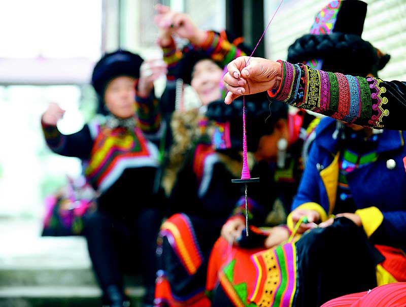 Exquisite Yi embroidery brings happy life to people in Sichuan
