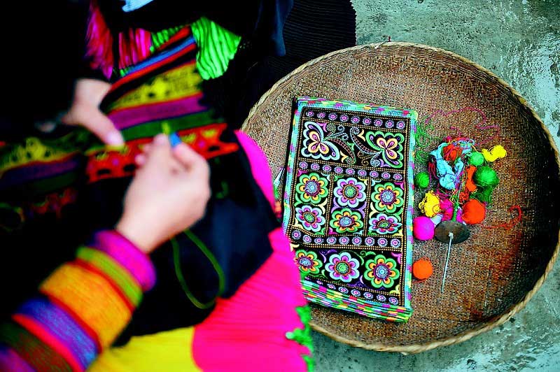 Exquisite Yi embroidery brings happy life to people in Sichuan
