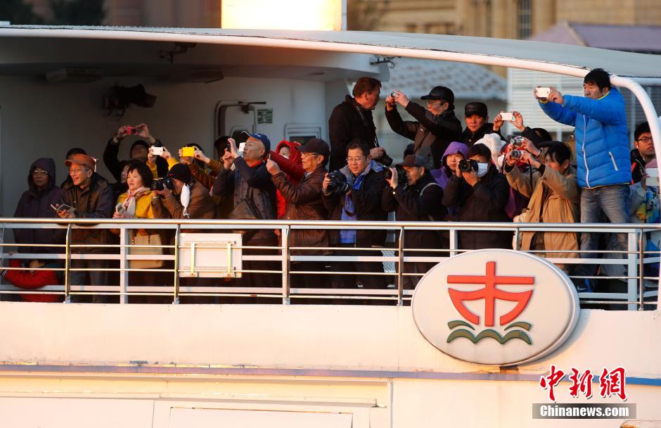 Shanghai's first water bus on trial operation 