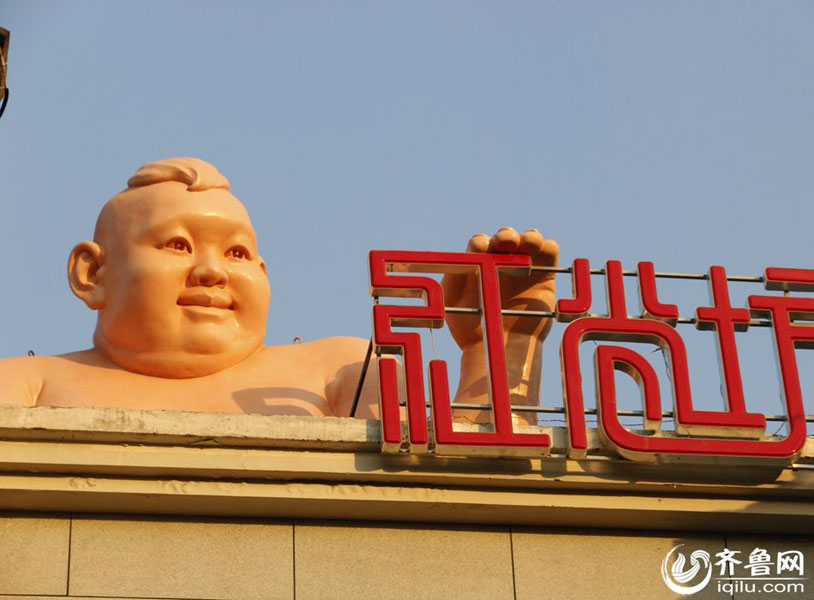 Two cute 'fatties' lying on the roof in Jinan
