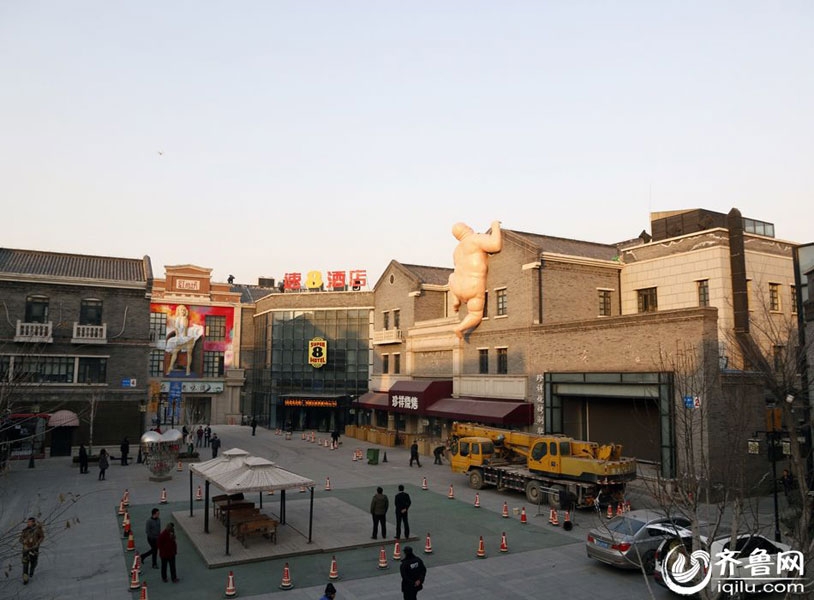 Two cute 'fatties' lying on the roof in Jinan
