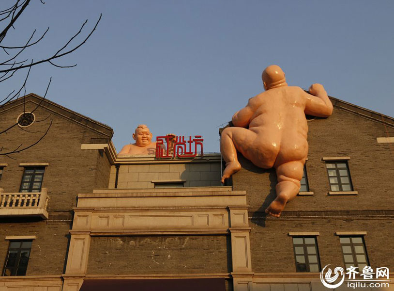 Two cute 'fatties' lying on the roof in Jinan
