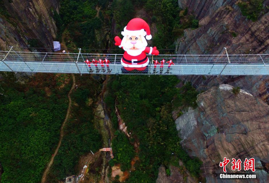 Giant Santa Claus appears on glass skywalk in Hunan