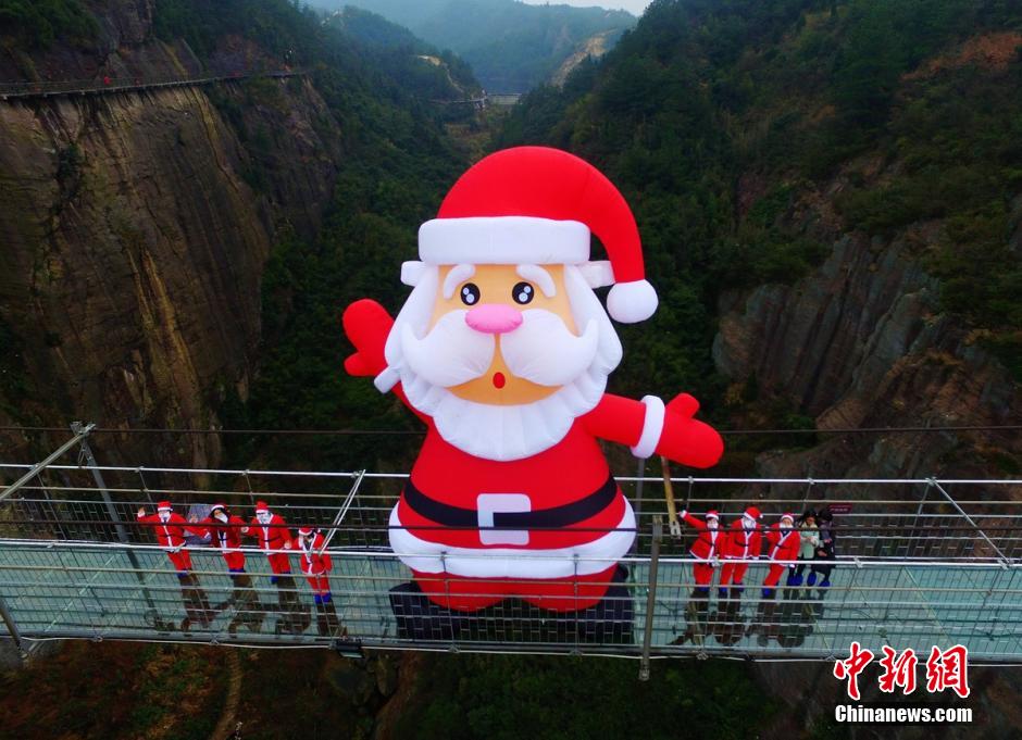 Giant Santa Claus appears on glass skywalk in Hunan