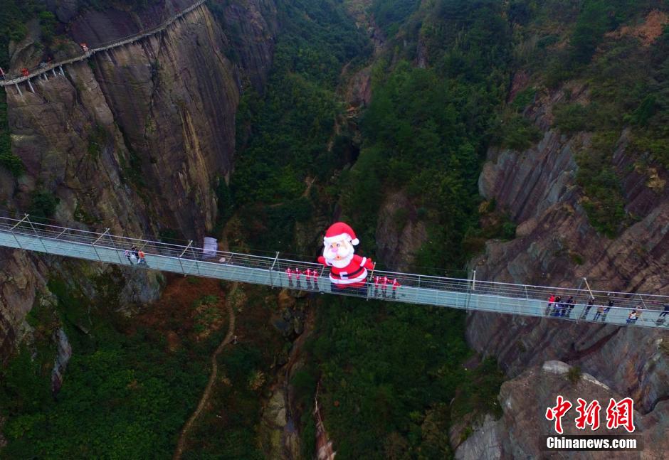 Giant Santa Claus appears on glass skywalk in Hunan