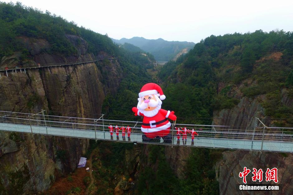 Giant Santa Claus appears on glass skywalk in Hunan