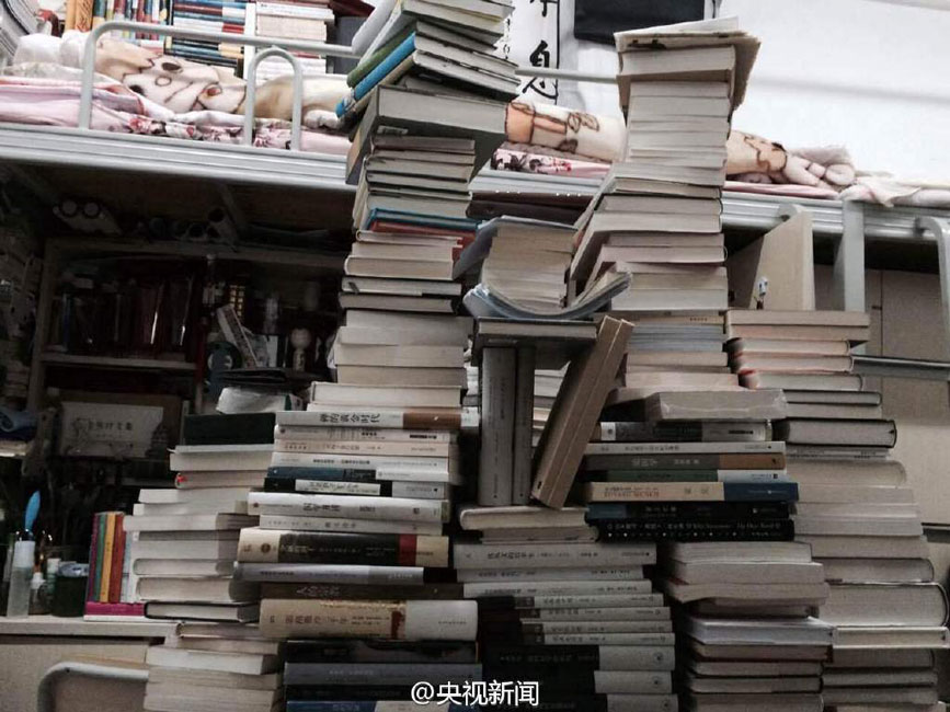 'Super scholar' has 5,000 books stacked in dormitory
