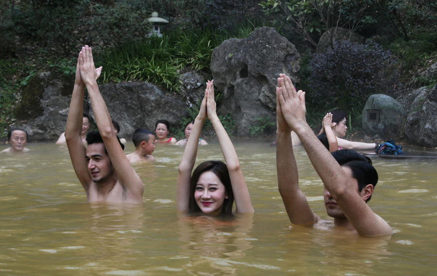 Models do Yoga in bikini