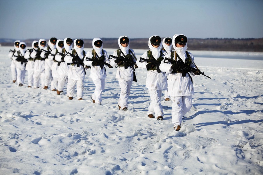 Soldiers go on patrol at minus 30 degrees Celsius in Heihe 