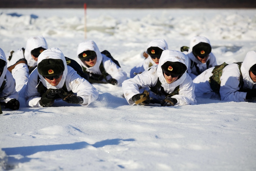 Soldiers go on patrol at minus 30 degrees Celsius in Heihe 