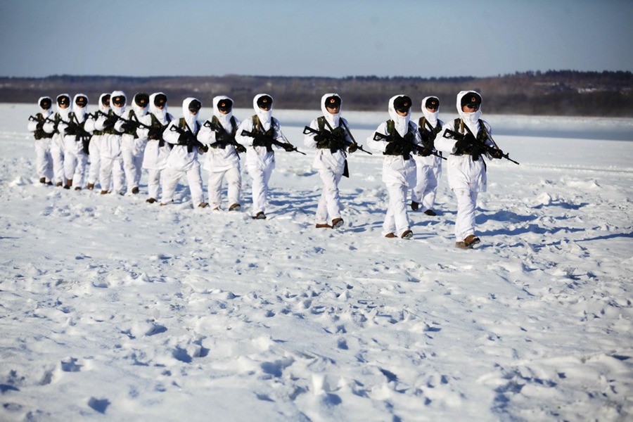 Soldiers go on patrol at minus 30 degrees Celsius in Heihe 