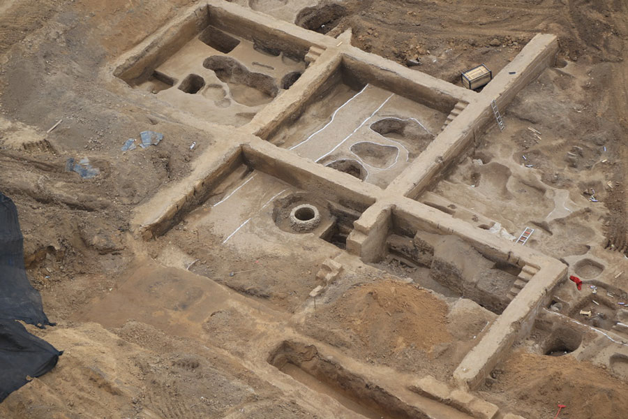 Ancient tombs dating back to 3,000 years ago found in downtown Zhengzhou 